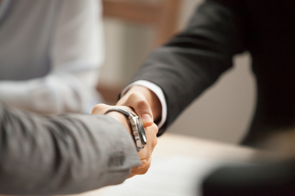 handshake between two people accepting a business opportunity